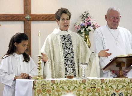 Biskup Katharine Jefferts Schori przewodniczy mszy w Episkopalnym Kościele Ducha Św. w Bullhead City /Getty Images/Flash Press Media