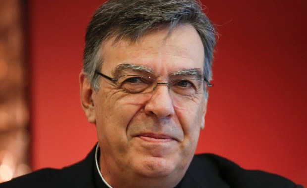 Biskup Paryża oddał się do dyspozycji papieża. W tle "dwuznaczny związek z kobietą"