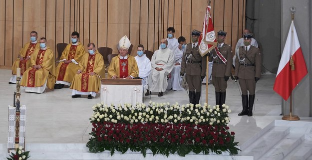 Biskup polowy Wojska Polskiego gen. bryg. Józef Guzdek (C) podczas mszy świętej w intencji ojczyzny w 102. rocznicę odzyskania przez Polskę niepodległości /Mateusz Marek /PAP