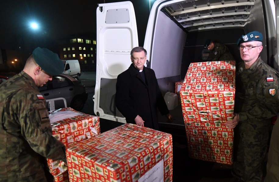 Biskup polowy Wojska Polskiego Józef Guzdek przekazuje Szlachetną Paczkę z Watykanu /PAP/Bartłomiej Zborowski /PAP