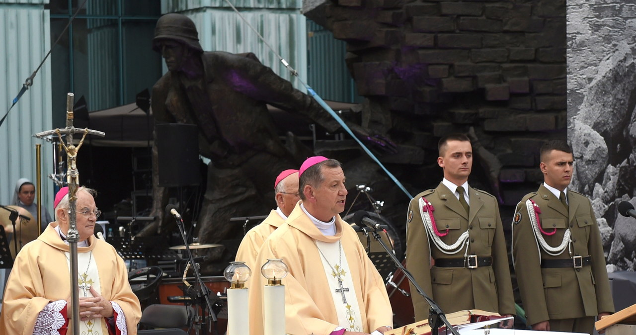 Biskup polowy WP Józef Guzdek oraz biskup diecezjalny warszawsko-praski Henryk Hoser podczas polowej mszy św. odprawionej przy Pomniku Powstania Warszawskiego /Radek Pietruszka /PAP