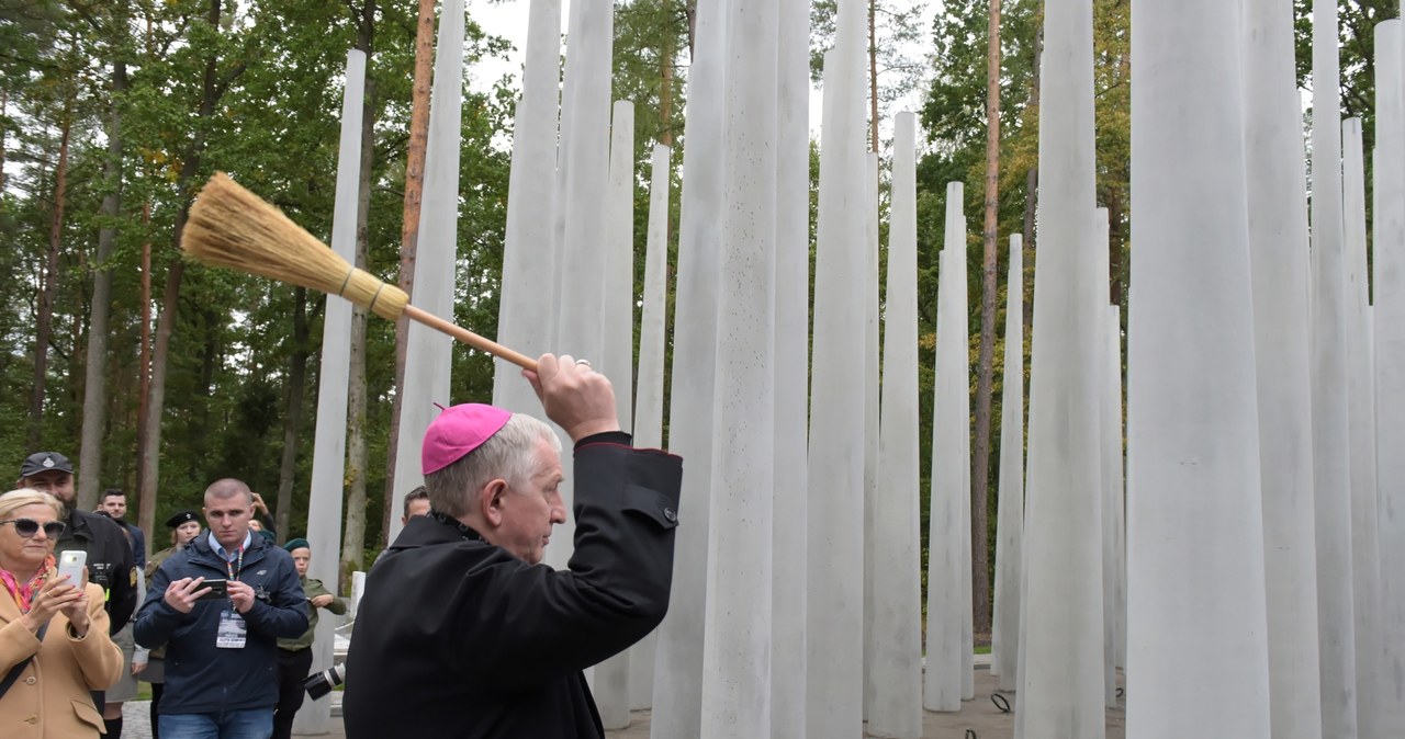 Biskup Ryszard Kasyna podczas obchodów 80. rocznicy niemieckiej zbrodni w Lesie Szpęgawskim - odsłonięcia pomnika trwale upamiętniającego Pomorzan pomordowanych w latach 1939-1940 /Roman Jocher    /PAP