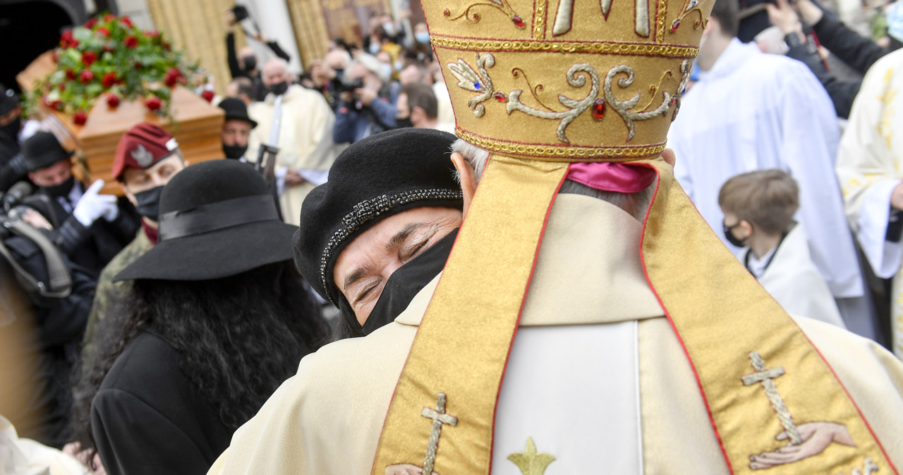 Biskup starał się pocieszyć zrozpaczoną wdowę, Ewę Krawczyk /Piętka Mieszko /AKPA