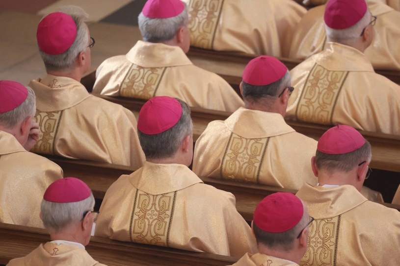 Biskupi o związkach partnerskich. Zajęli się kwestią par jednopłciowych