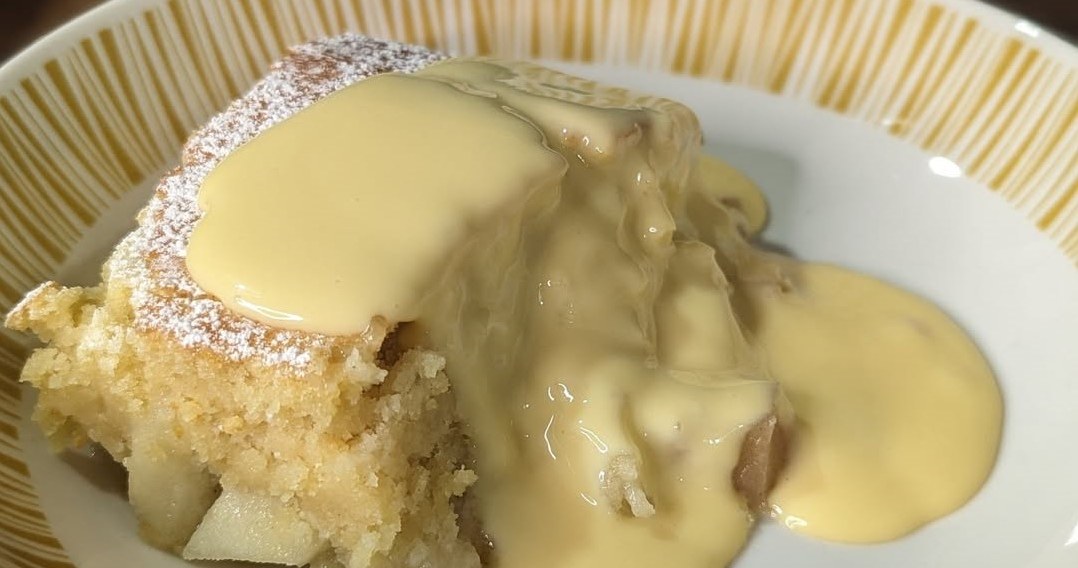 Бісквіт з яблуками та збитими вершками - це контраст кисло-солодкого смаку /Domena publiczna