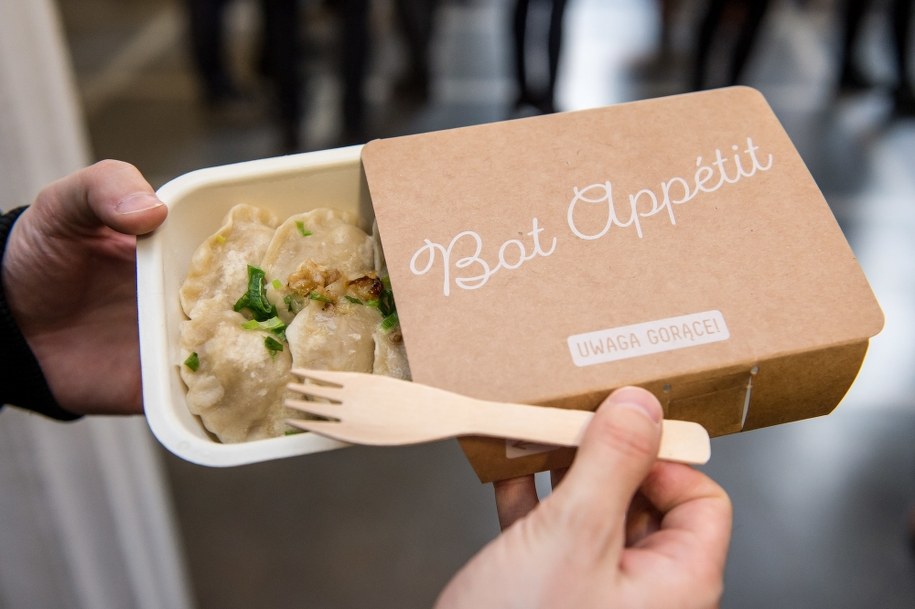 Bistrobot ma w ofercie m.in. pierogi / 	Maciej Kulczyński    /PAP