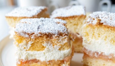 Biszkopt z jabłkami i bitą śmietaną wprost rozpływa się w ustach. Najlepszy deser do kawy i herbaty