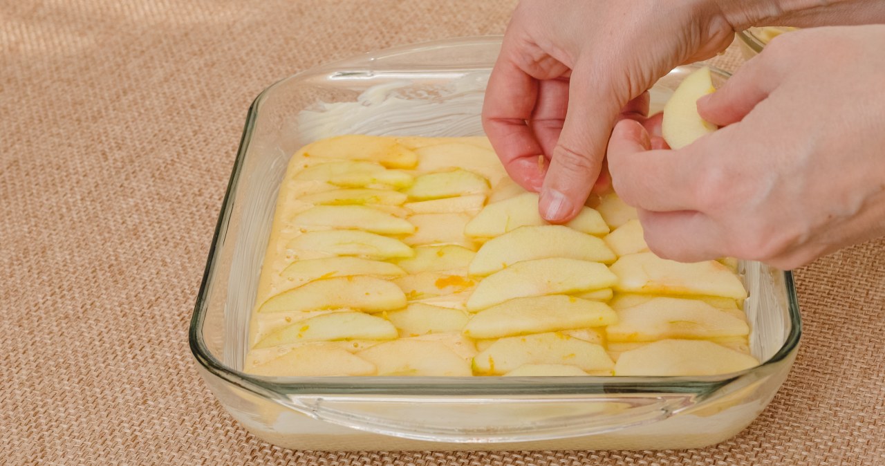 Biszkopt z jabłkami to najprostsze ciasto na andrzejki /hannator /123RF/PICSEL