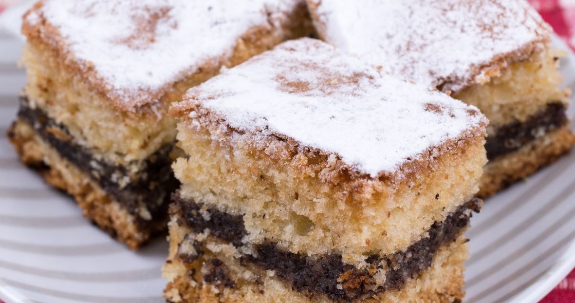 Biszkopt z masą makową to ciasto idealne na sylwestra /anticzlatko /123RF/PICSEL