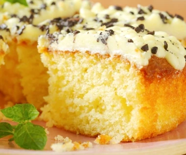 Biszkopt z orzeźwiającym kremem cytrynowym zaserwuję gościom. Jest obłędny