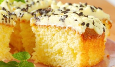 Biszkopt z orzeźwiającym kremem cytrynowym zaserwuję gościom. Jest obłędny