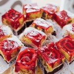 Biszkoptowe ciasto Ślimaczek z truskawkami i galaretką. Przepis krok po kroku