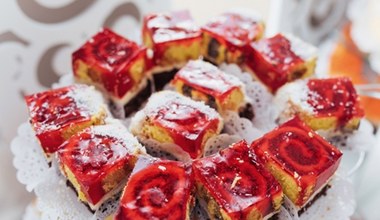 Biszkoptowe ciasto Ślimaczek z truskawkami i galaretką. Przepis krok po kroku