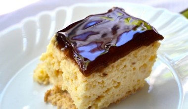 Biszkoptowe ciasto Świętoszek. Z kakaowo-karmelową polewą smakuje pysznie