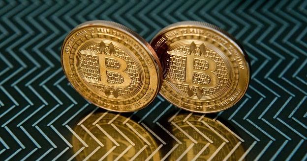 Bitcoin jest coraz częściej wykorzystywany w transakcjach handlowych /AFP