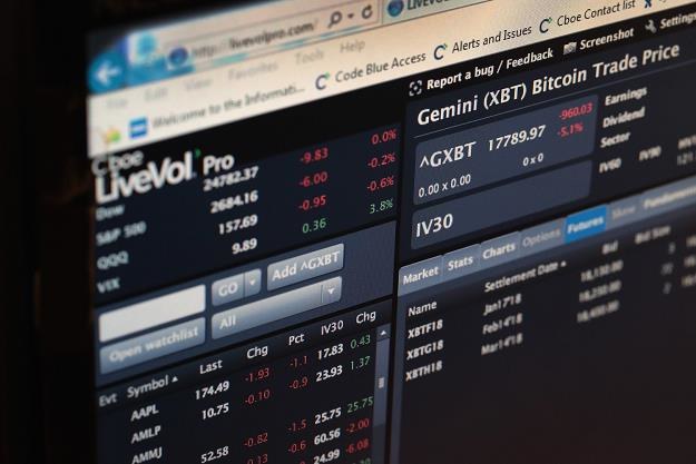 Bitcoin tańszy już prawie o połowę! /AFP