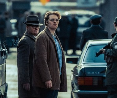 Bitner to polski patriota, zaangażowany w sprawy "Solidarności" i walkę o wolną Polskę. Razem z rodziną mieszka w Sopocie. Z pozoru ich życie jest zupełnie różne, jednak jest pewien szczegół, który połączył ich życiorysy na zawsze. Obaj będą musieli odpowiedzieć sobie na bardzo ważne pytania dotyczące swojej tożsamości. 