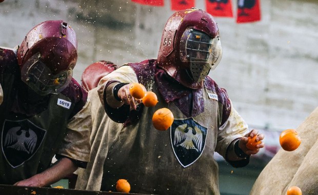 Bitwa na pomarańcze na ulicach miasta. Widowisko jest częścią karnawału