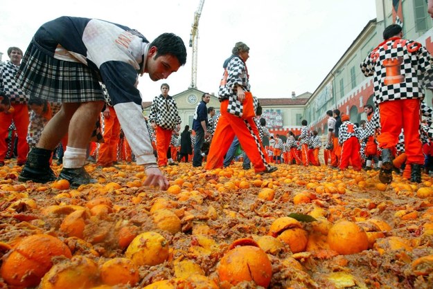 Bitwa na pomarańcze to karnawałowa tradycja /DANIEL DAL ZENNARO  /PAP/EPA