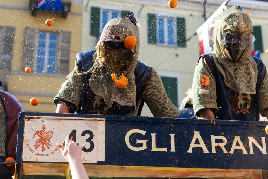 Bitwa na pomarańcze w Ivrei to jedna z najstarszych tradycji karnawałowych we Włoszech / Mauro Ujetto/NurPhoto /East News