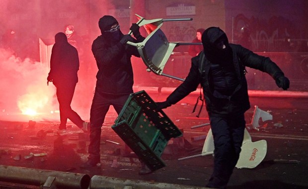 Bitwa na ulicach Turynu. W ruch poszły butelki, race i kamienie