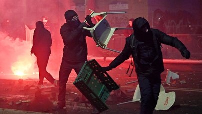 Bitwa na ulicach Turynu. W ruch poszły butelki, race i kamienie