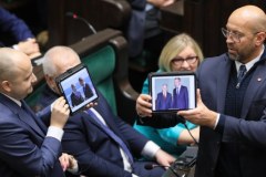 Bitwa na zdjęcia w Sejmie. "Występuje pan w charakterze billboardu”