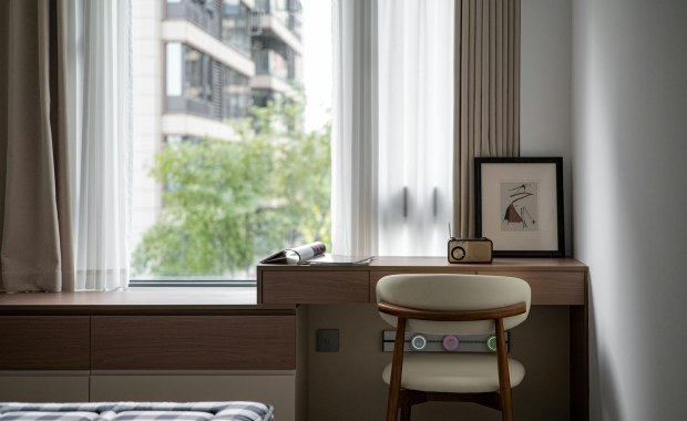 Biuro w domu – jak wybrać idealne biurko do pracy?