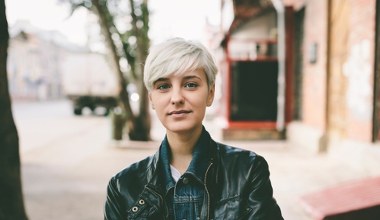 Bixie ponownie w centrum uwagi. Nowoczesna wersja kultowej fryzury z lat 90.