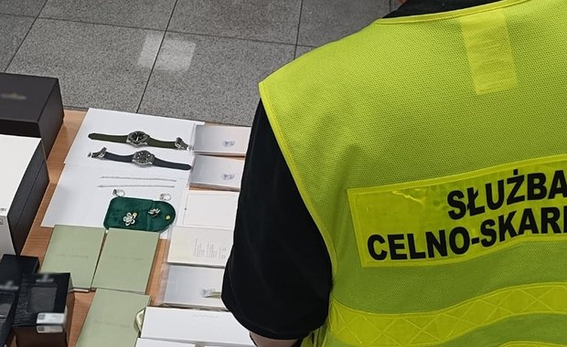 Biżuteria i zegarki warte fortunę ukryte w bieliźnie. Przemytnicy wpadli 