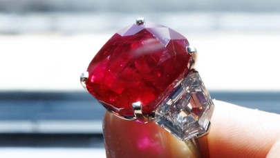 Biżuteria za 196 mln dolarów. Kontrowersyjna aukcja w Genewie