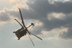 Black Hawk zahaczył o linię energetyczną. Zobacz nagranie 