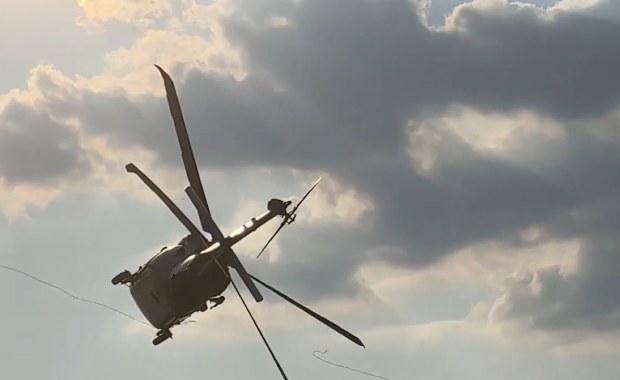 Black Hawk zahaczył o linię energetyczną. Zobacz nagranie 
