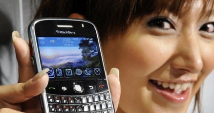 BlackBerry, czyli z ang. Jeżyna. Bardziej znany w Polsce z amerykańskich filmów, niż ze sklepów. /AFP