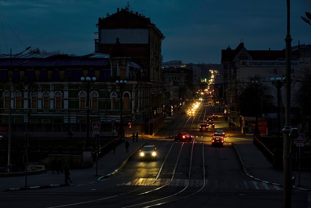 Blackout w Charkowie po rosyjskim ataku rakietowym (zdjęcie z 24 marca br.) /SERGEY KOZLOV /PAP/EPA