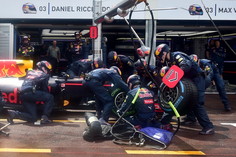 Błąd mechaników pozbawił Ricciardo zwycięstwa /AFP
