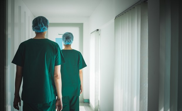 Błąd medyczny czy niejasne prawo? Zarzuty dla lekarzy po śmierci ciężarnej kobiety