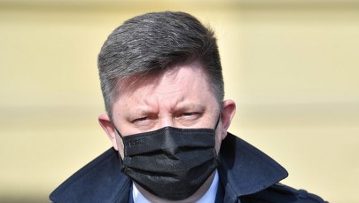 Błąd, potknięcie, usterka. Rząd tłumaczy się z zamieszania ze szczepieniem 40-latków