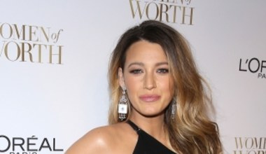 Blake Lively chwali się na ściance ciążowym brzuszkiem!