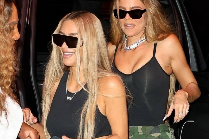 Blask, kryształki i srebro w roli głównej. Siostry Kardashian na koncercie Beyonce 