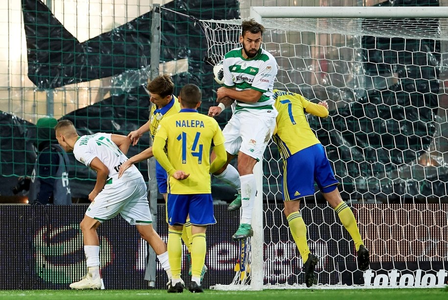 Błażej Augustyn (2P) strzela bramkę podczas meczu Ekstraklasy z Arką Gdynia / 	Adam Warżawa    /PAP