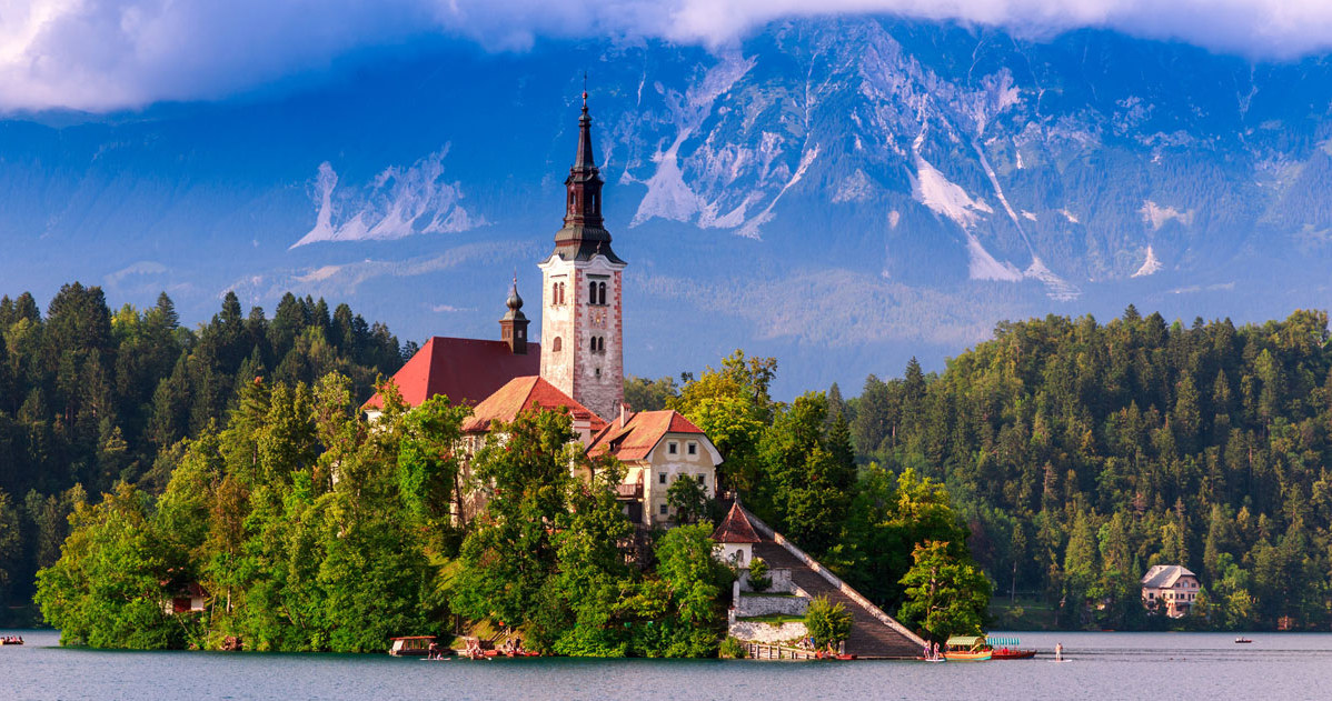 Bled to jedno z najbardziej charakterystycznych miejsc Słowenii. Warto się tutaj zatrzymać.