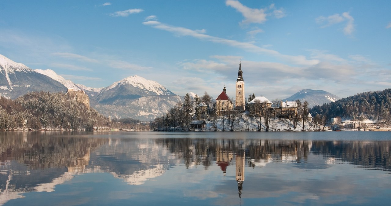 Bled w Słowenii to miejsce, które warto odwiedzić zimą. Widoki są zachwycające, ceny niższe, a ruch turystyczny mniejszy. /East News