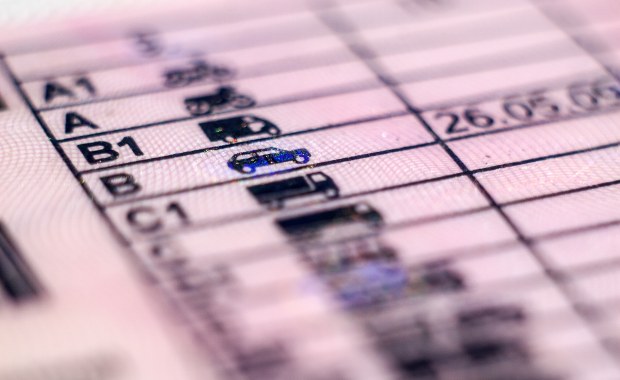 Błędne pytania na egzaminie na prawo jazdy. Są pierwsze dymisje