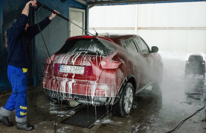 Błędy podczas mycia mogą zaszkodzić naszemu autu /ANDRZEJ ZBRANIECKI /East News