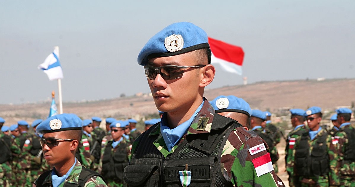 Błękitne berety to siły pokojowe ONZ. Na zdjęciu siły Indonezji w Libanie /Frea Kama Juno/CC BY-SA 3.0 (https://creativecommons.org/licenses/by-sa/3.0/) /Wikimedia