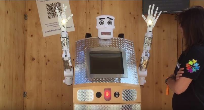 BlessU-2 - instalacja robota, który udziela błogosławieństwa. Zrzut ekranu z filmu: Experiment BlessU-2 / Interactive Installation ("Blessing Robot") /YouTube