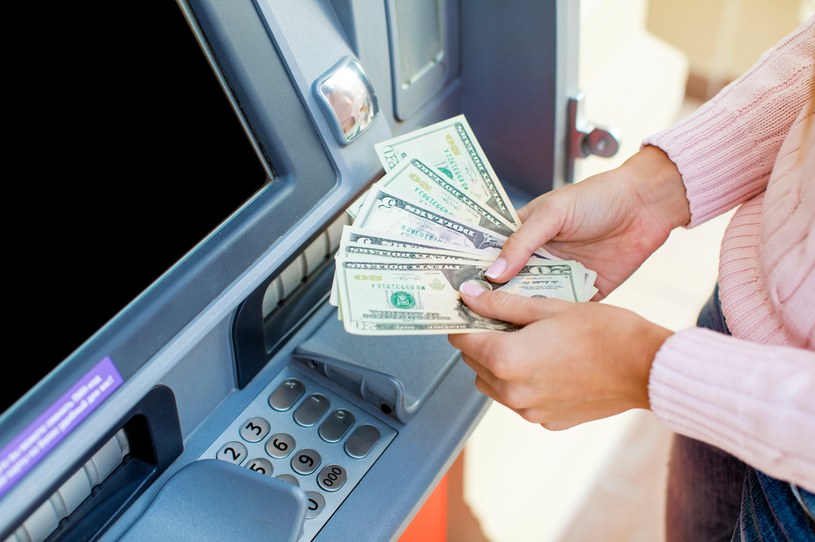 BLIK pozwala również na proste wpłaty i wypłaty pieniędzy z bankomatu. W tym celu niezbędne jest wygenerowanie kodu BLIK /INTERIA.PL