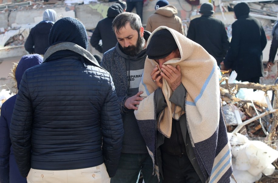 Bliscy na miejscu tragedii w Adiyaman /NECATI SAVAS /PAP/EPA