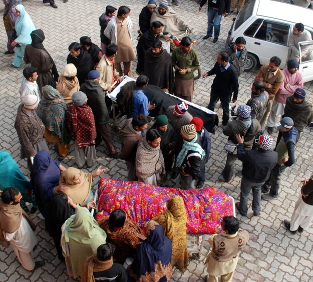Bliscy ofiar przed szpitalem w mieście Gudźranwala /KHURRAM KHAN    /PAP/EPA